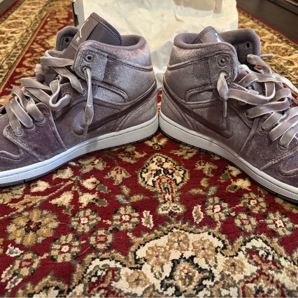 New in box. Air Jordan 1 mid SE. purple smoke size 7 - Picture 5 of 6